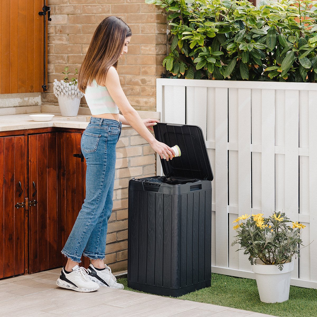 Pattumiera da giardino in resina 80 Lt. con porta sacco e chiusura a scatto Rio Garden antracite TOOMAX