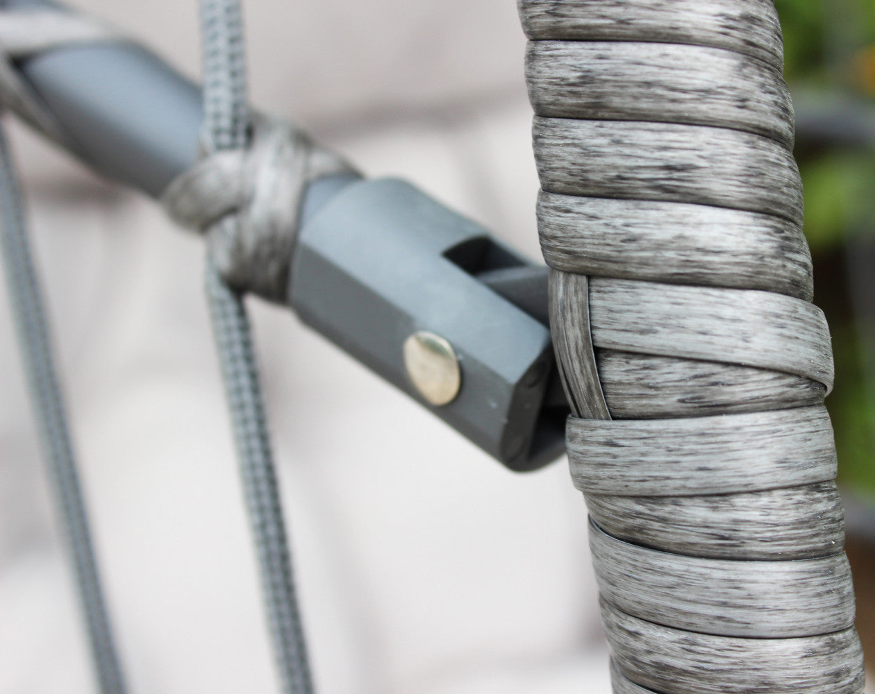 Dondolo poltrona sospesa da giardino con seduta chiudibile struttura in alluminio rivestito in wicker grigio Kash