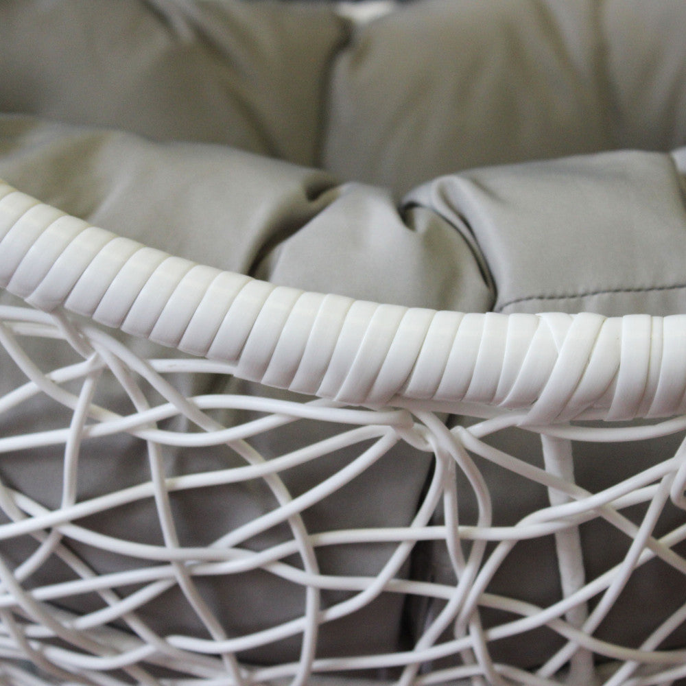 Dondolo sospeso struttura in metallo e wicker bianco con cuscini H195x82x122 cm Wikale