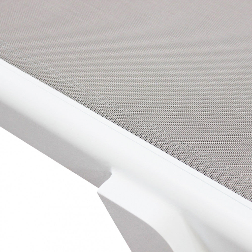 Lettino prendisole da giardino con struttura in alluminio bianco e rivestimento in texilene 198x72xH35.5 cm Solaria