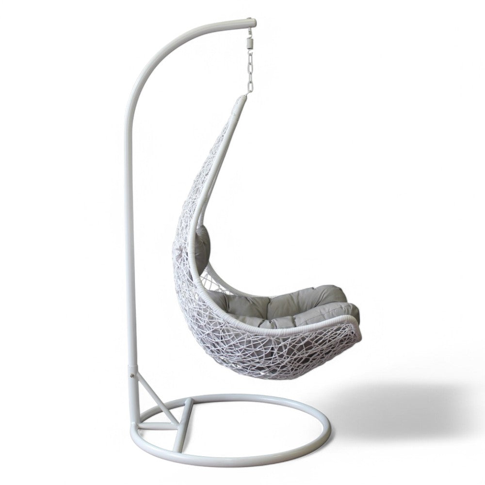 Dondolo sospeso struttura in metallo e wicker bianco con cuscini H195x82x122 cm Wikale