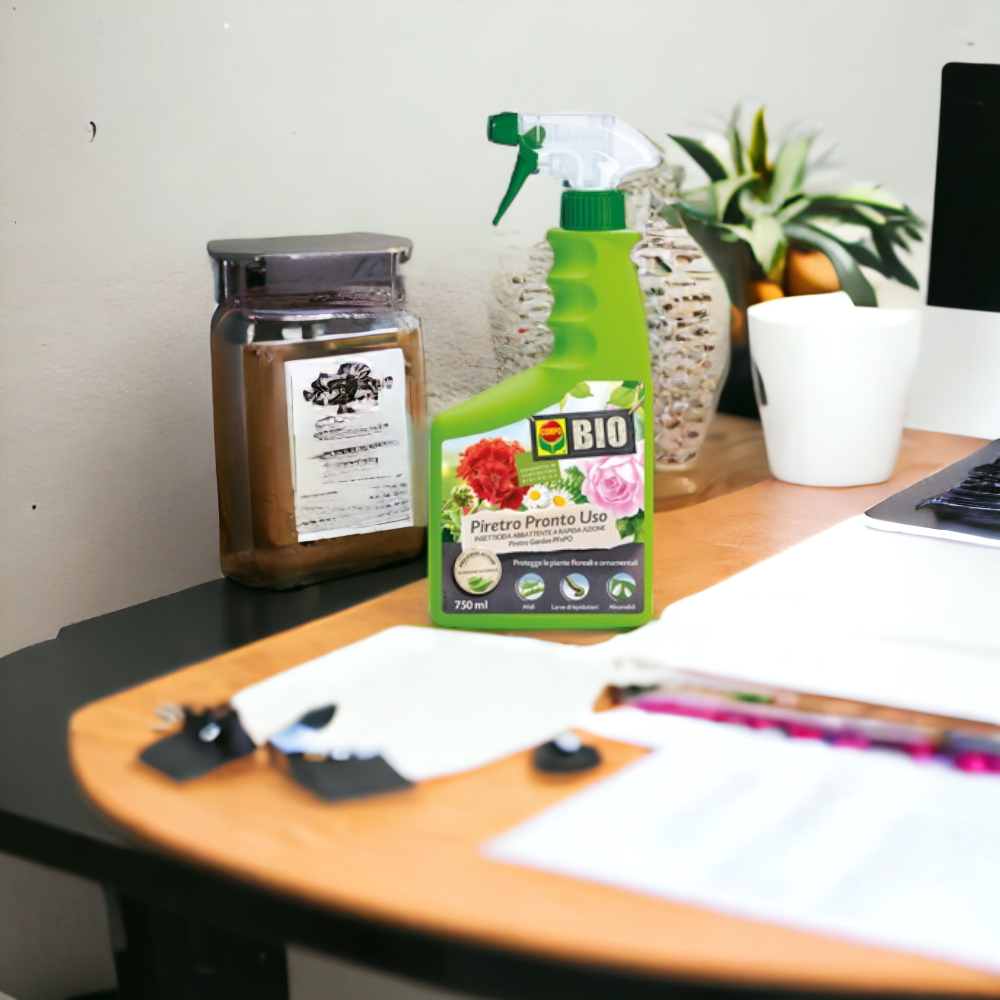 Insetticida spray 750 ml a base di piretro ad azione rapida per piante e fiori Compo Bio