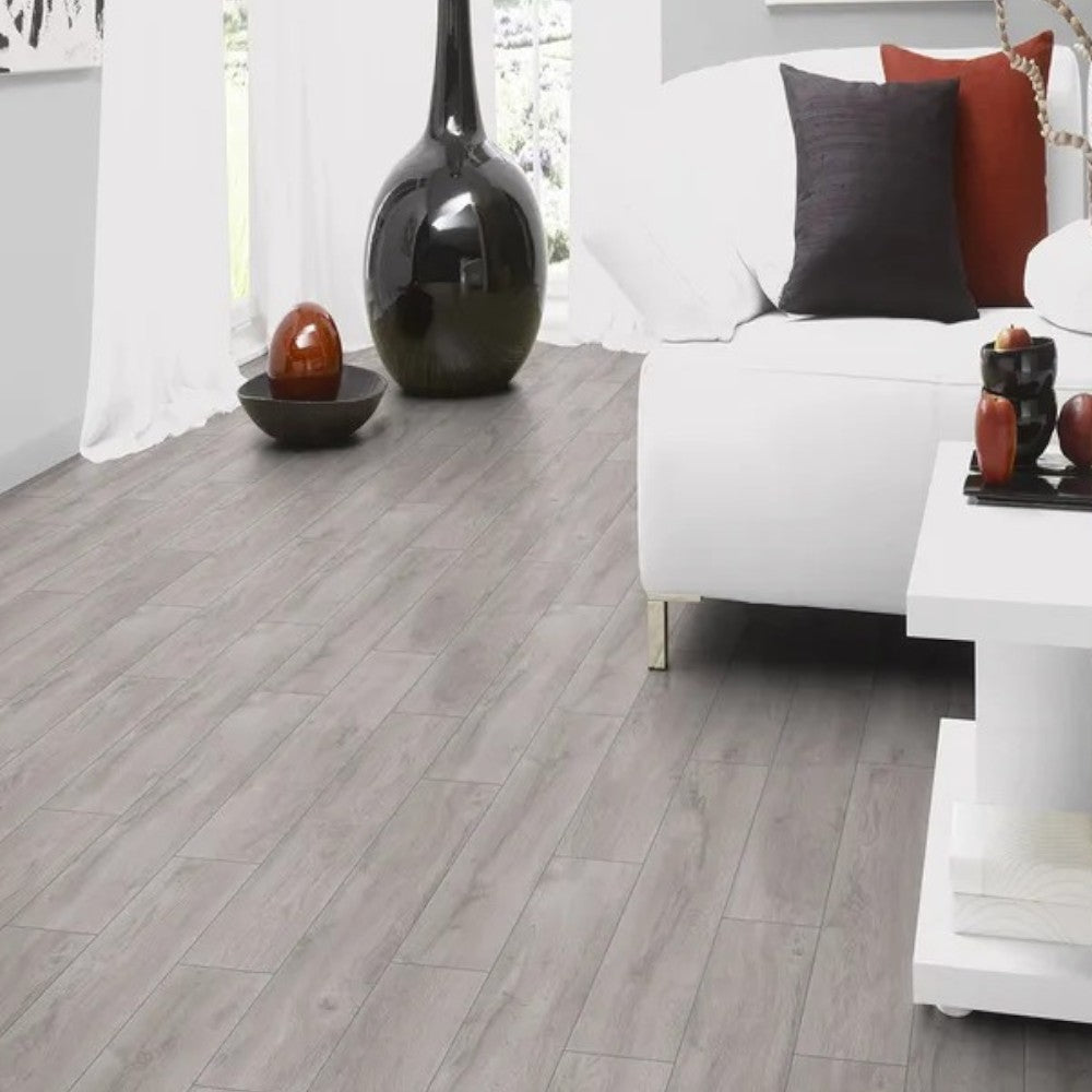 Pavimento laminato in fibra di legno con strato protettivo in corindone rovere grigio ad incastro alta resistenza usura e macchie per riscaldamento