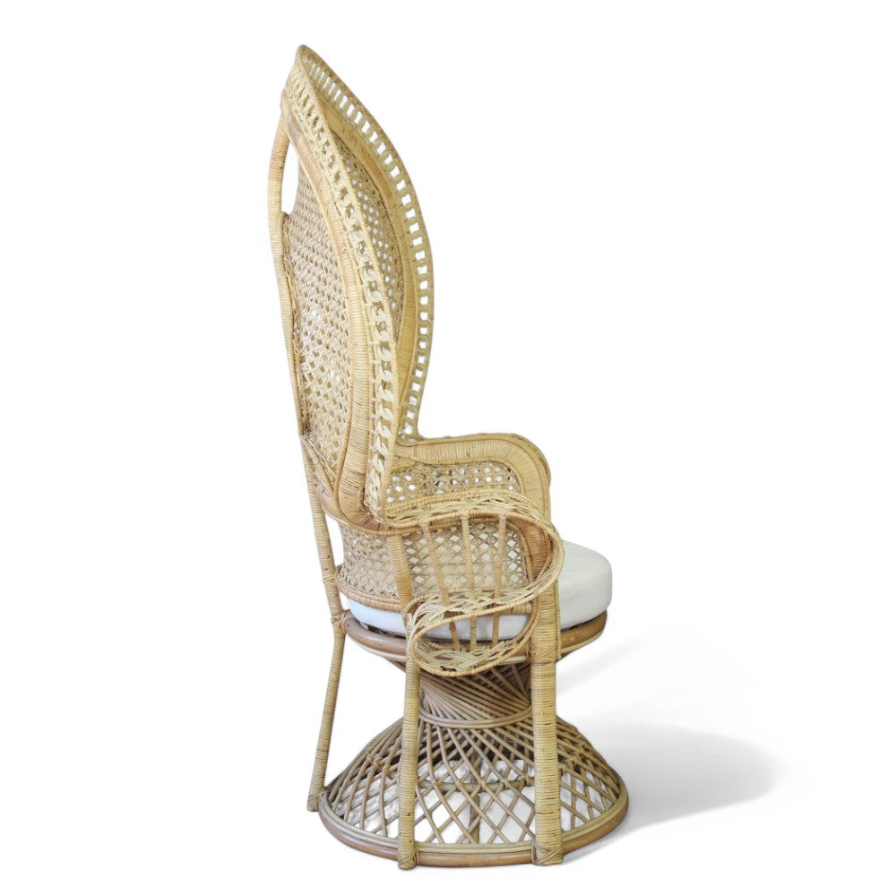Poltrona in fibra legno bamboo con cuscini beige design elegante 147x105xH68 cm per salotto o giardino