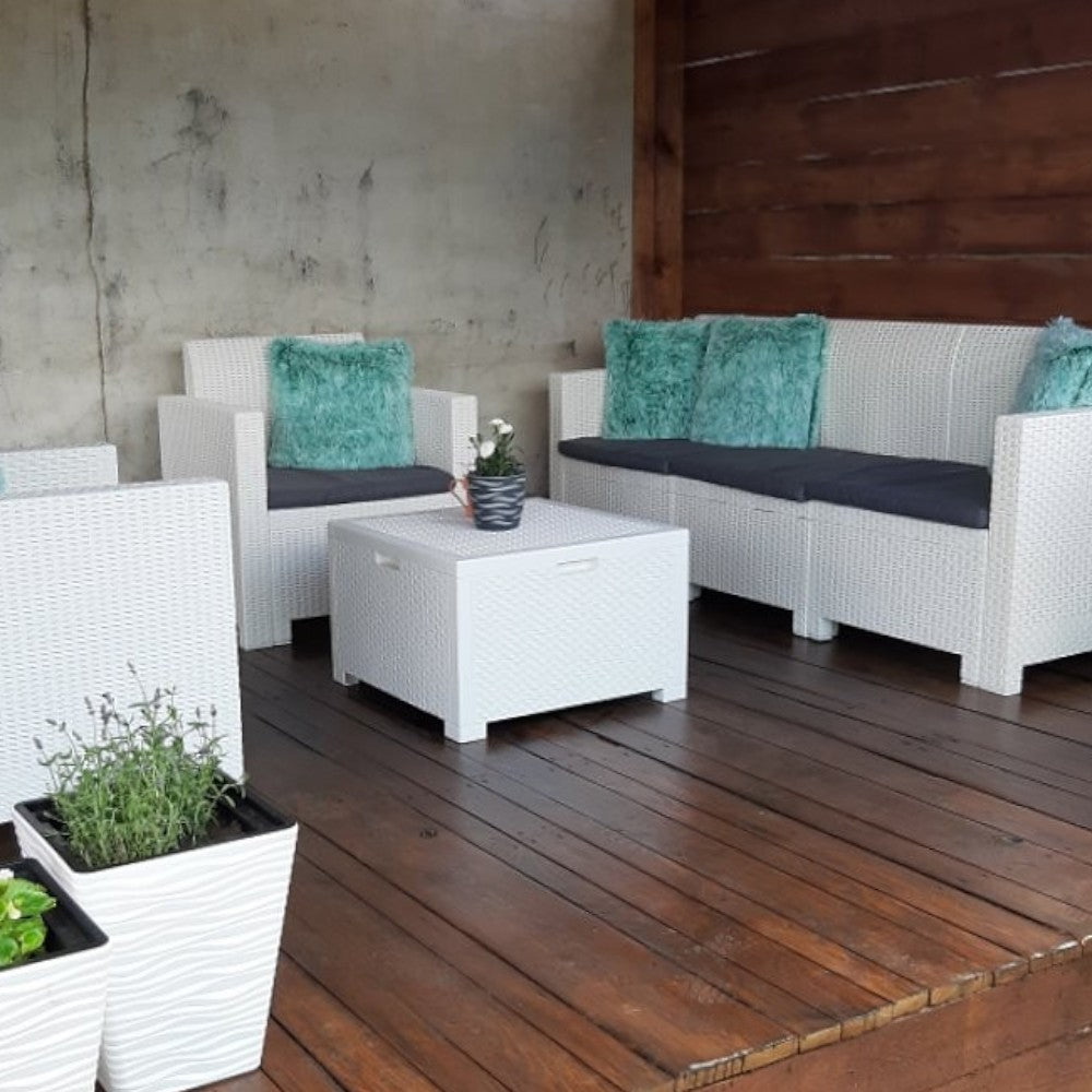 Set salotto divano poltrona e tavolino da giardino 3 posti con cuscini in polipropilene effetto rattan bianco