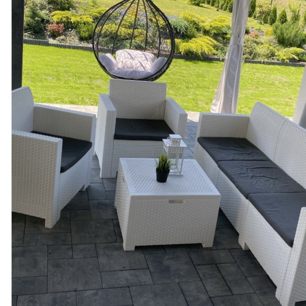 Set salotto divano poltrona e tavolino da giardino 3 posti con cuscini in polipropilene effetto rattan bianco