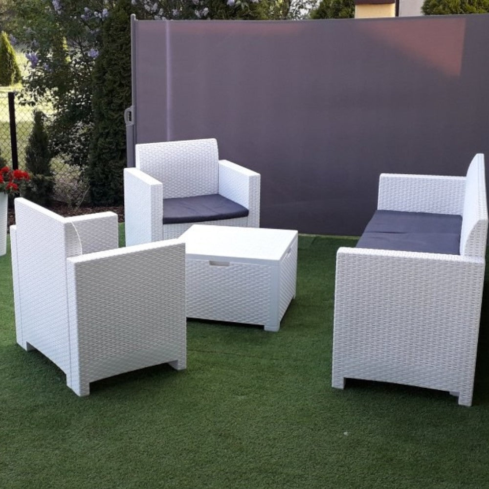 Set salotto divano poltrona e tavolino da giardino 3 posti con cuscini in polipropilene effetto rattan bianco