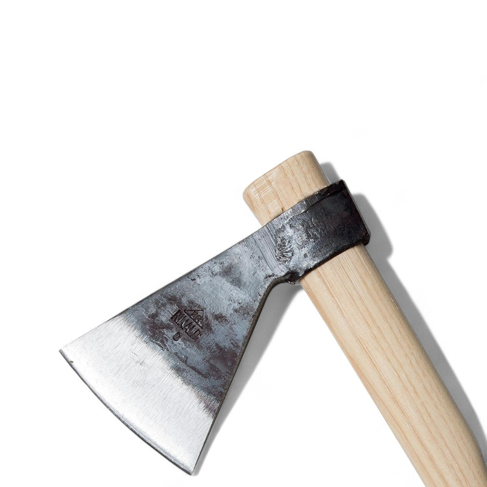 Scure tipo america in acciaio forgiato e temprato con lama affilata a mano e manico in legno resistente da 400 gr