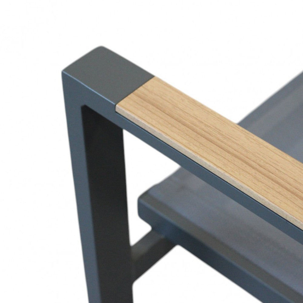 Poltrona da giardino impilabile con struttura in alluminio e braccioli effetto legno