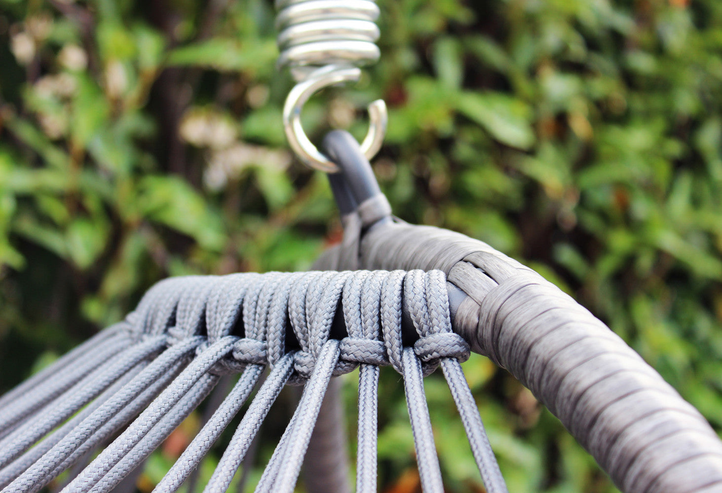 Dondolo poltrona sospesa da giardino con seduta chiudibile struttura in alluminio rivestito in wicker grigio Kash