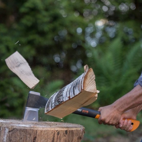 Accetta da spacco ultraleggera e resistente per ceppi piccoli con impugnatura antishock M X17 Fiskars