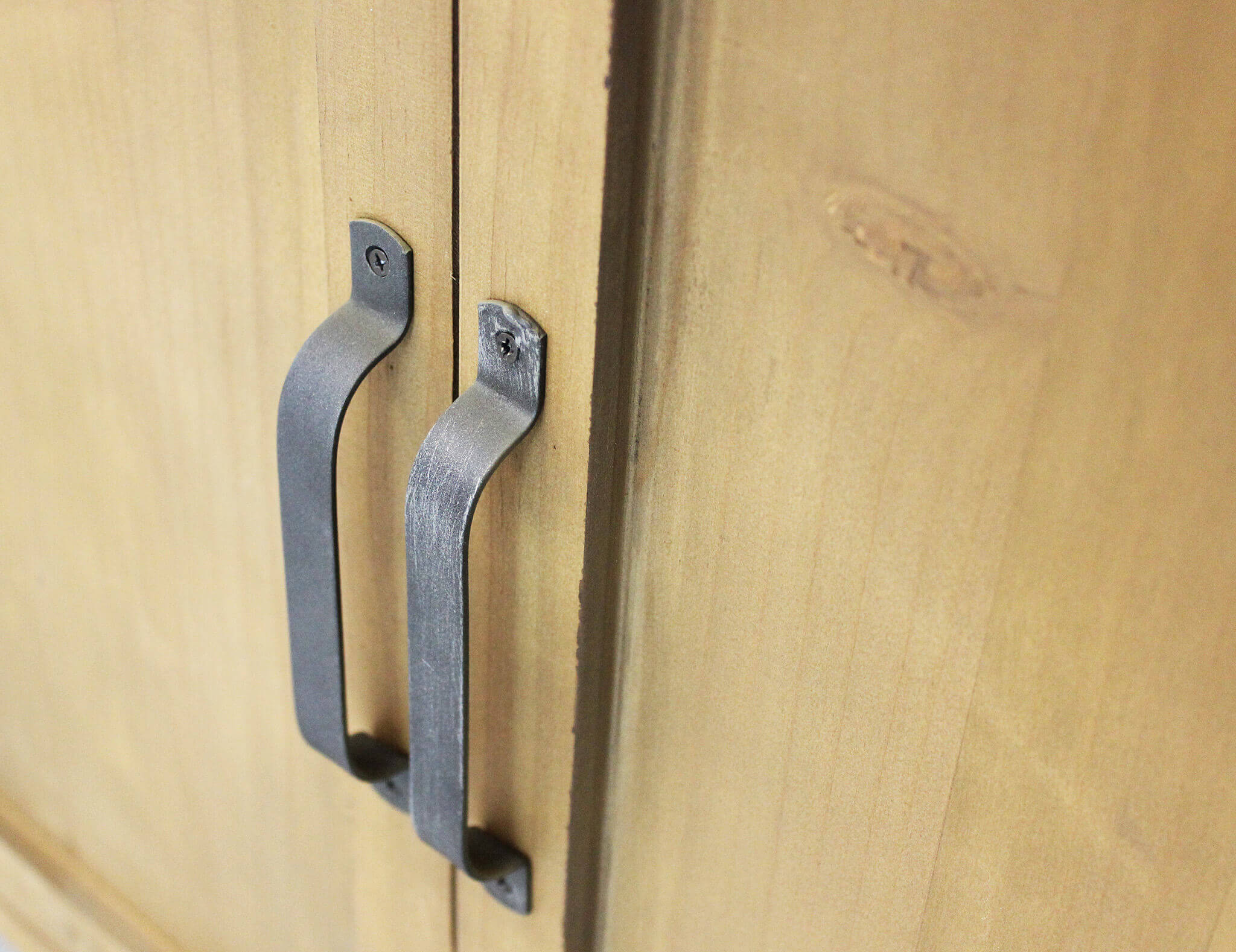 Scaffale in legno e metallo a 3 ripiani con scompartimento sportelli e c