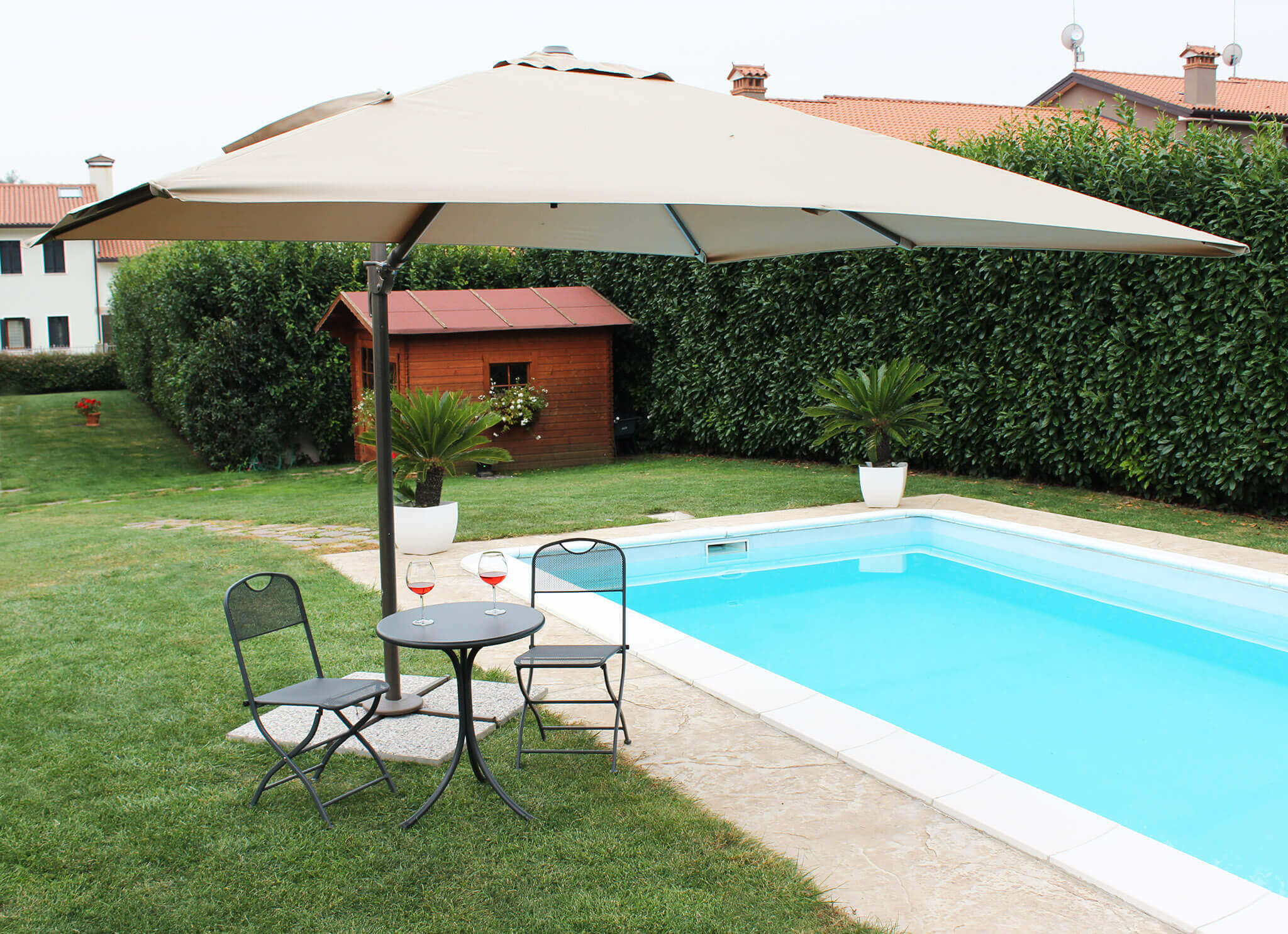 Ombrellone da giardino 2,5x2,5 mt con braccio orientabile Aurigae