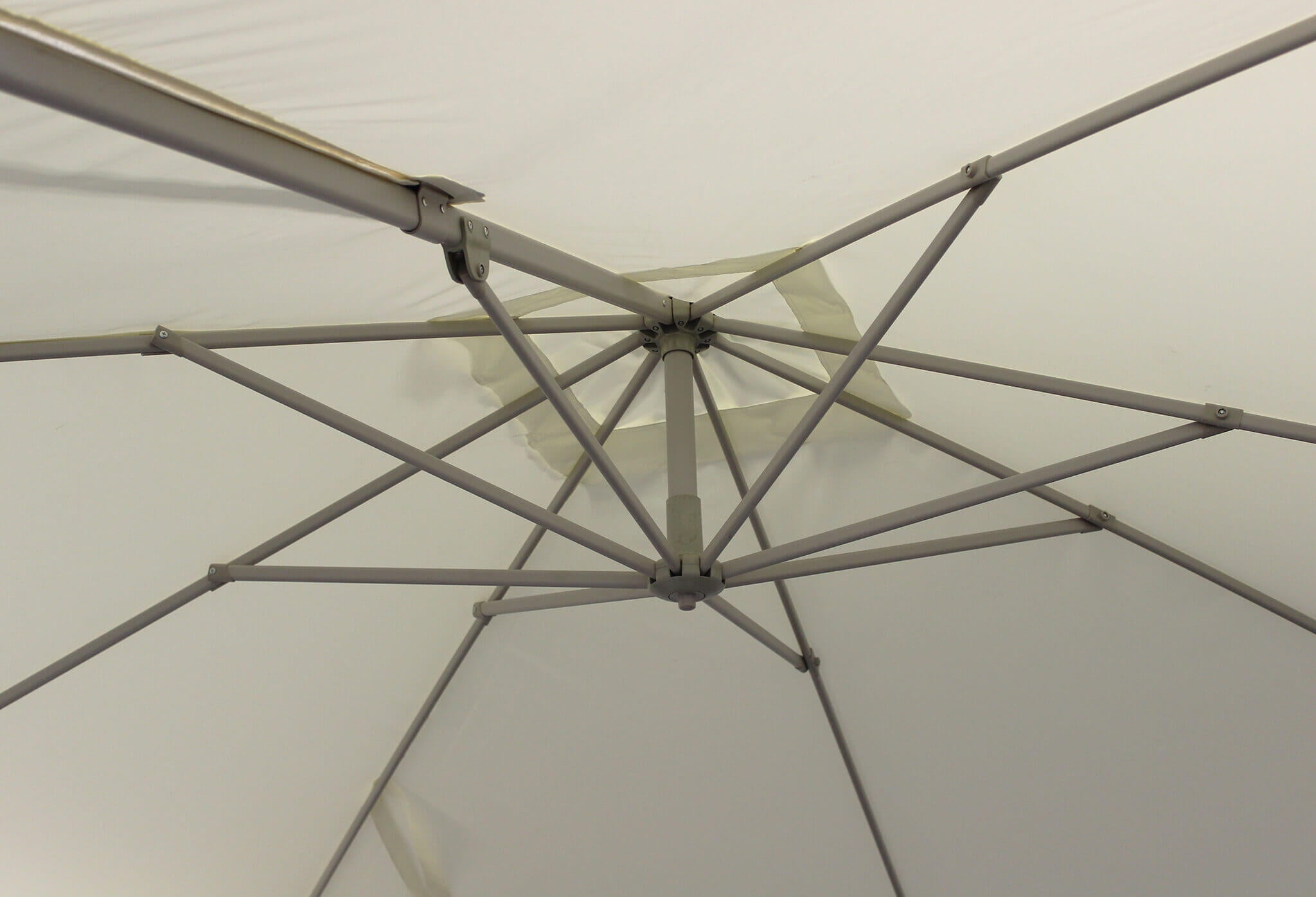 Ombrellone da giardino 2,5x2,5 mt con braccio orientabile Aurigae