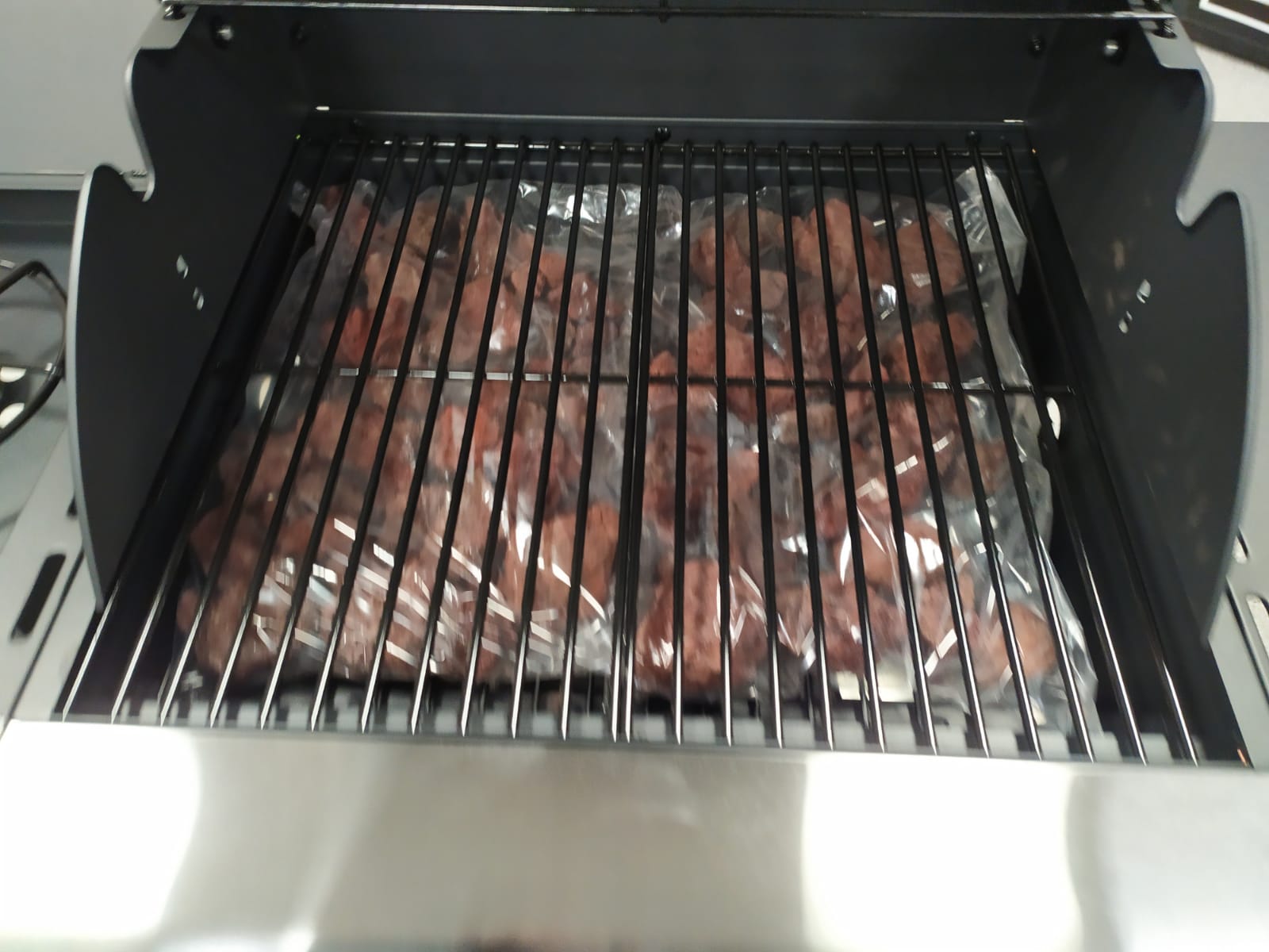 Barbecue a gas con pietra lavica e due bruciatori con funzione forno e u